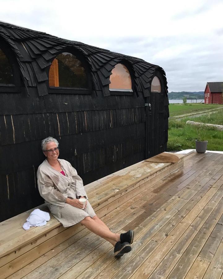 Saga, Et Unikt, Sjarmerende Badehotell Med Fa Rom, Sauna Og Badebrygge - Inderoy Straumen  Exterior foto