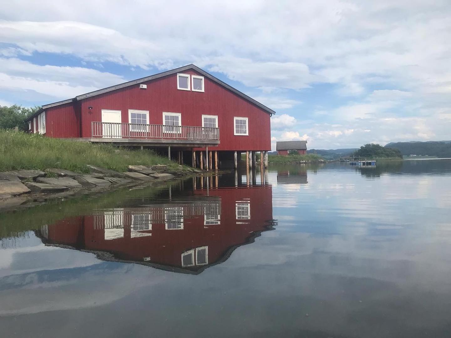 Saga, Et Unikt, Sjarmerende Badehotell Med Fa Rom, Sauna Og Badebrygge - Inderoy Straumen  Exterior foto