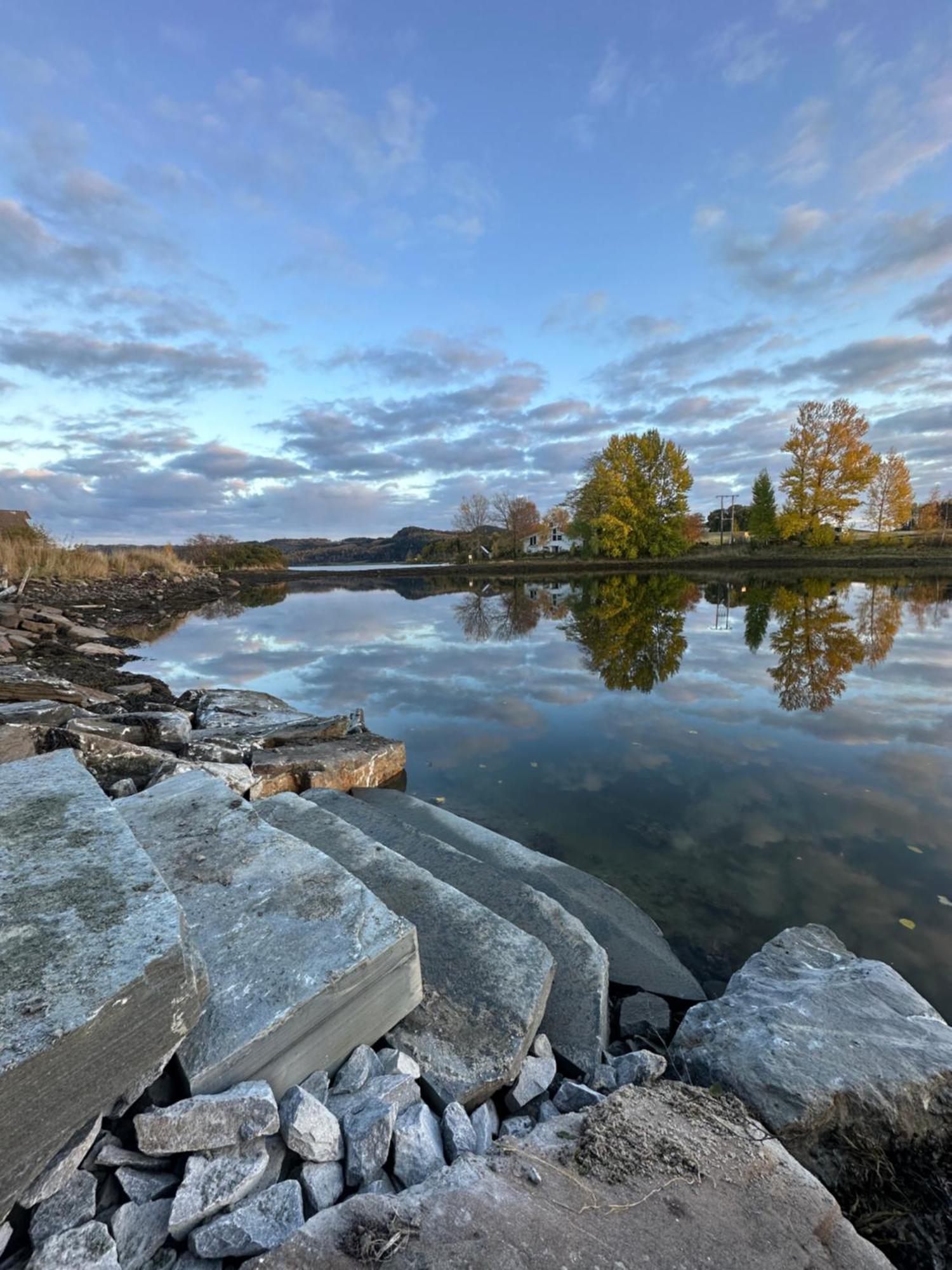 Saga, Et Unikt, Sjarmerende Badehotell Med Fa Rom, Sauna Og Badebrygge - Inderoy Straumen  Exterior foto