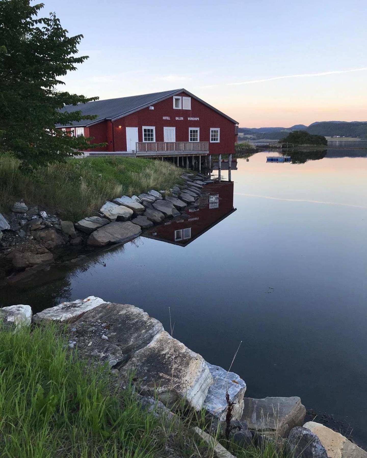 Saga, Et Unikt, Sjarmerende Badehotell Med Fa Rom, Sauna Og Badebrygge - Inderoy Straumen  Exterior foto