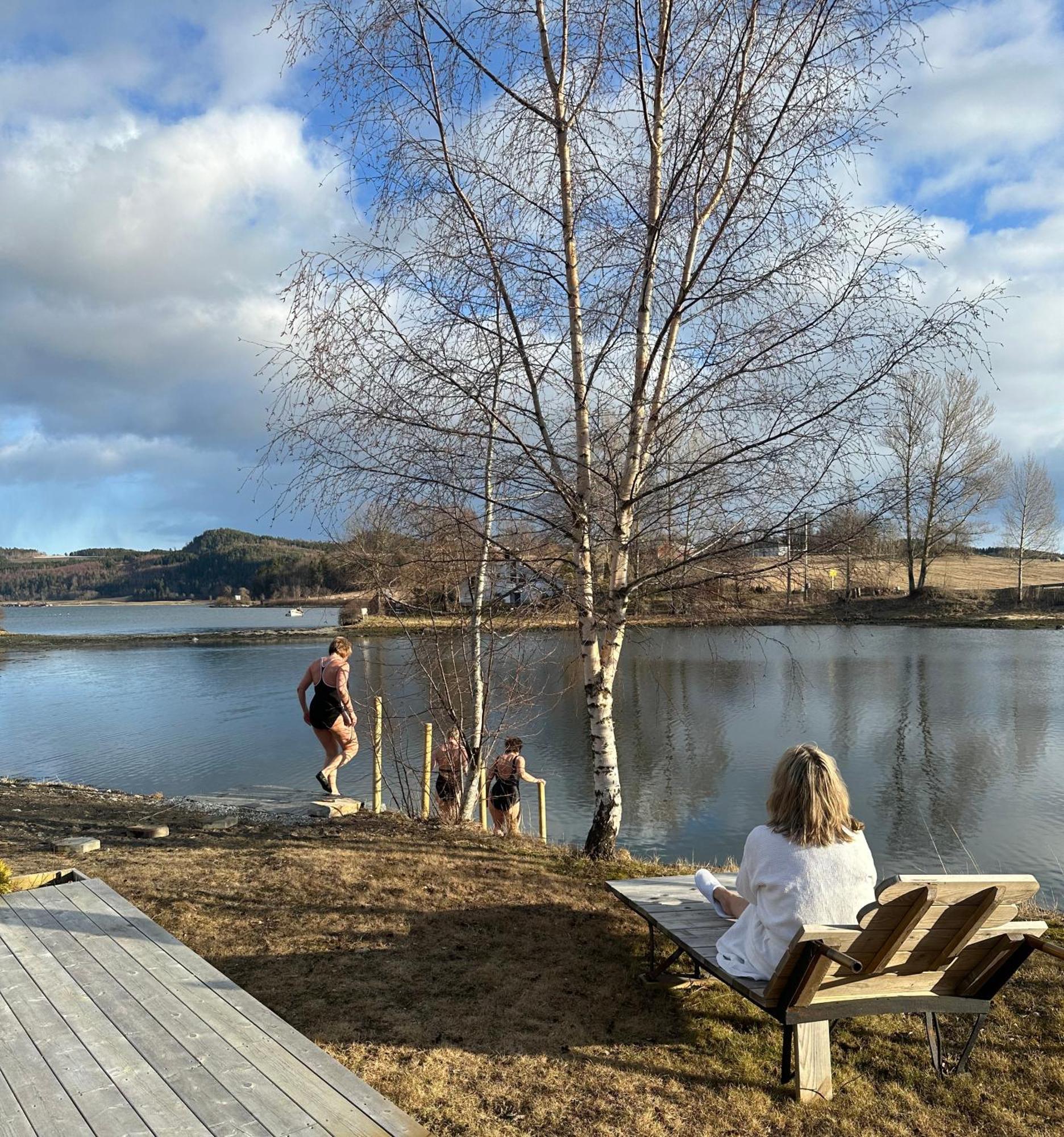 Saga, Et Unikt, Sjarmerende Badehotell Med Fa Rom, Sauna Og Badebrygge - Inderoy Straumen  Exterior foto