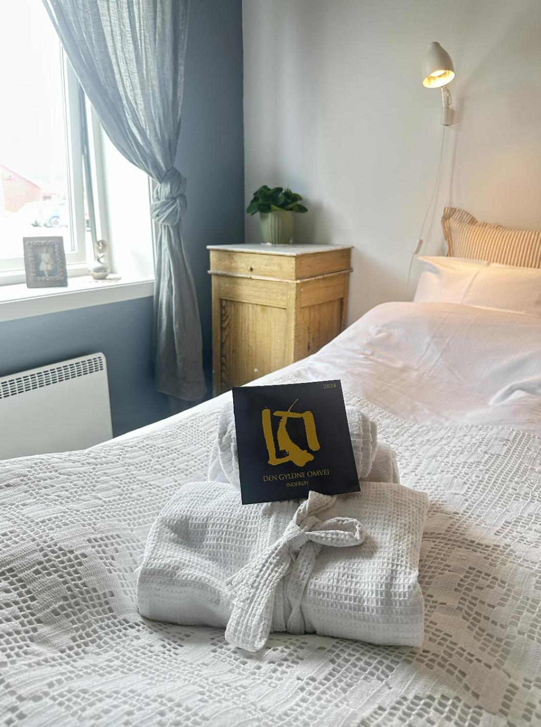 Saga, Et Unikt, Sjarmerende Badehotell Med Fa Rom, Sauna Og Badebrygge - Inderoy Straumen  Exterior foto