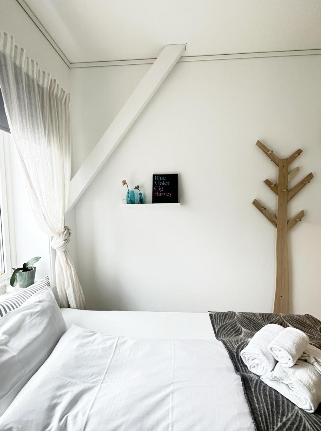 Saga, Et Unikt, Sjarmerende Badehotell Med Fa Rom, Sauna Og Badebrygge - Inderoy Straumen  Exterior foto