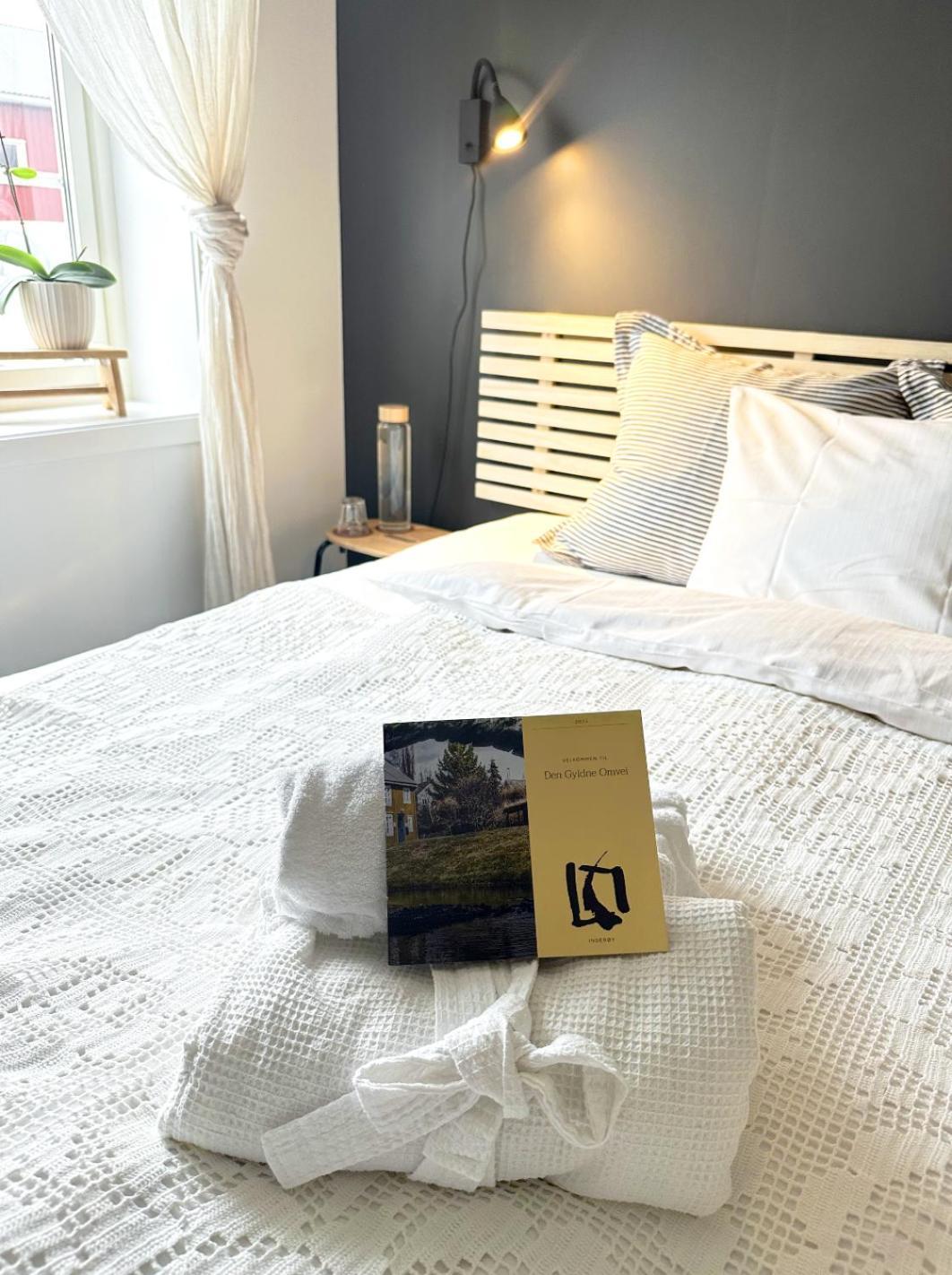 Saga, Et Unikt, Sjarmerende Badehotell Med Fa Rom, Sauna Og Badebrygge - Inderoy Straumen  Exterior foto