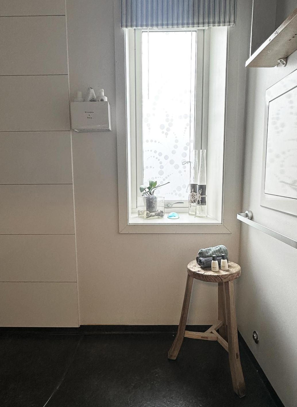 Saga, Et Unikt, Sjarmerende Badehotell Med Fa Rom, Sauna Og Badebrygge - Inderoy Straumen  Exterior foto