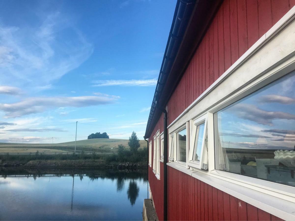 Saga, Et Unikt, Sjarmerende Badehotell Med Fa Rom, Sauna Og Badebrygge - Inderoy Straumen  Exterior foto