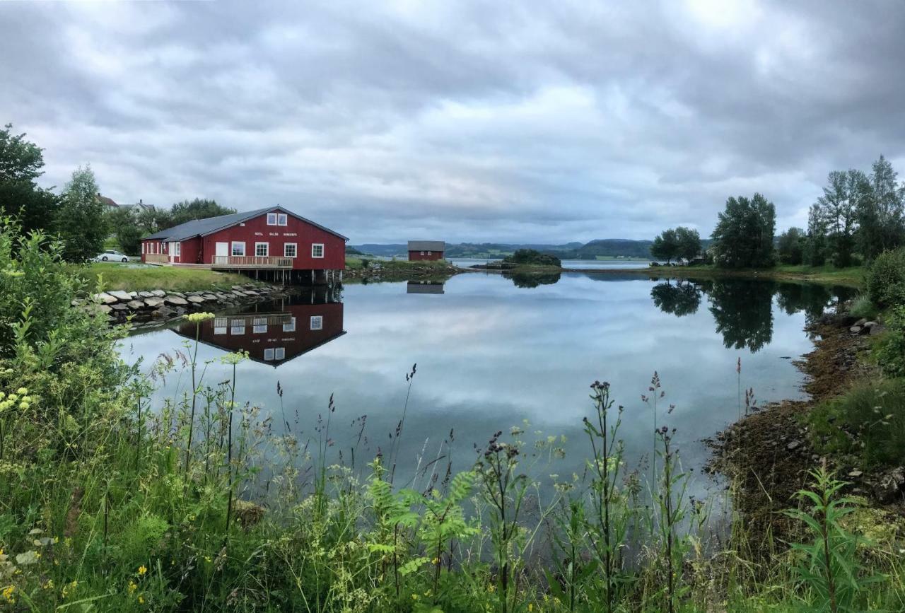 Saga, Et Unikt, Sjarmerende Badehotell Med Fa Rom, Sauna Og Badebrygge - Inderoy Straumen  Exterior foto